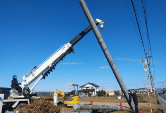 携帯電話基地局 建柱工事を始める。